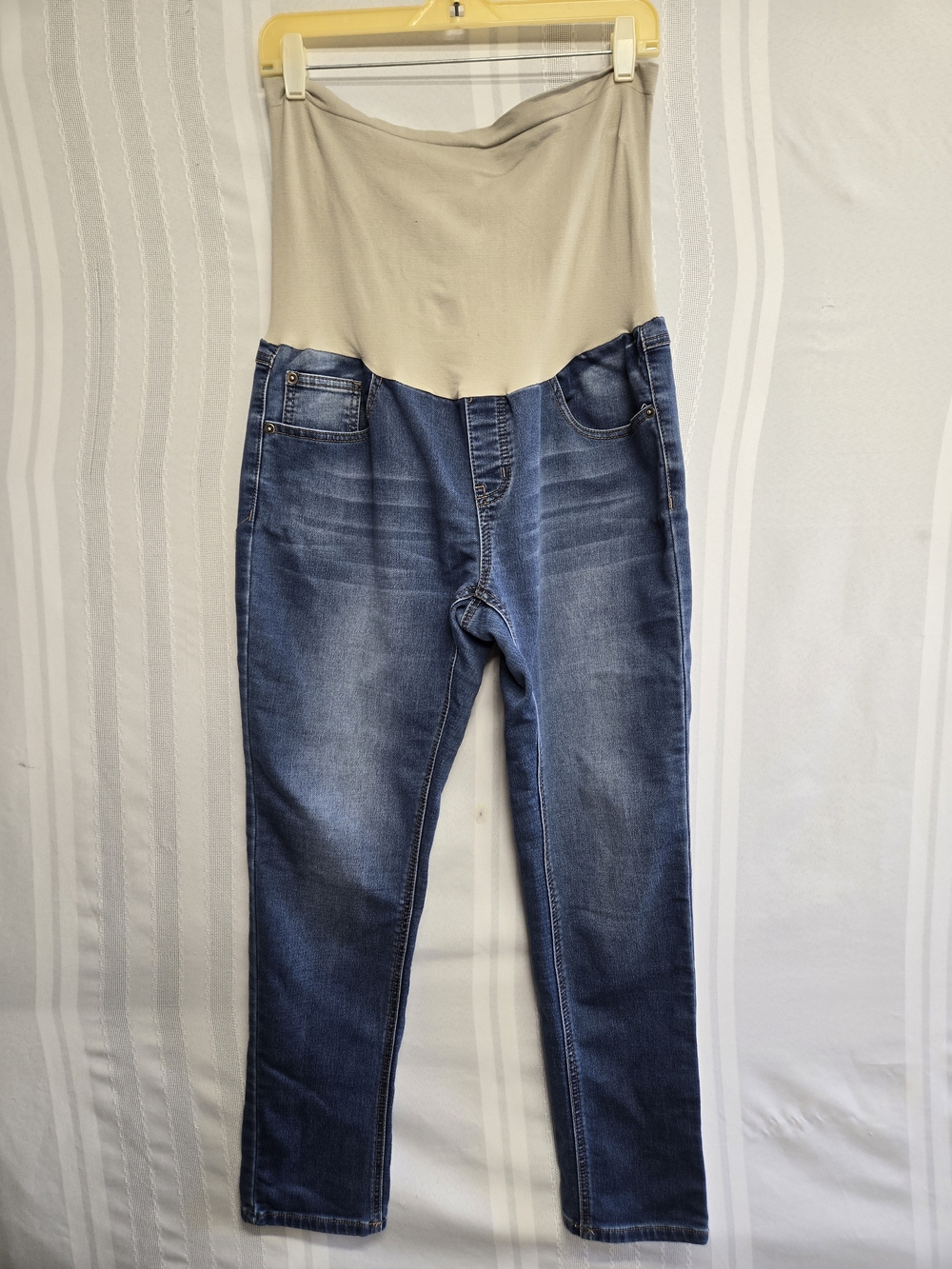 Bella Vita MATERNITY Beige Top with Blue Skinny Jeans SIZE XLARGE